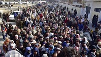 Sejumlah warga rela menunggu dalam antrean yang panjang untuk membeli tepung terigu di Quetta, Pakistan, Kamis (12/1/2023).