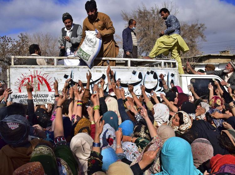 Warga Pakistan Rela Desak-desakan Demi Tepung Terigu Murah