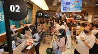 Warga antre di kasir untuk membayar belanjaan. Ritel PT Supra Boga Lestari (RANC) kembali membuka gerainya di Living World Alam Sutera, Tangerang. Sebelumnya RANC telah membuka gerai yakni Pasarina by Ranch Market di Sarinah, Jakarta, Pulosari, Malang di Pantai Indah Kapuk (PIK), Jakarta.