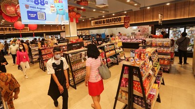 Warga Serbu Pusat Perbelanjaan Jelang Imlek