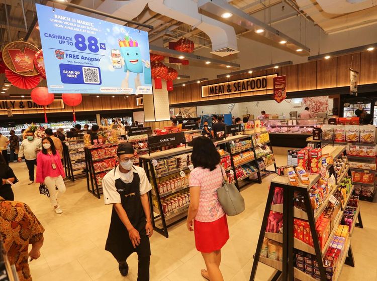 Warga Serbu Pusat Perbelanjaan Jelang Imlek