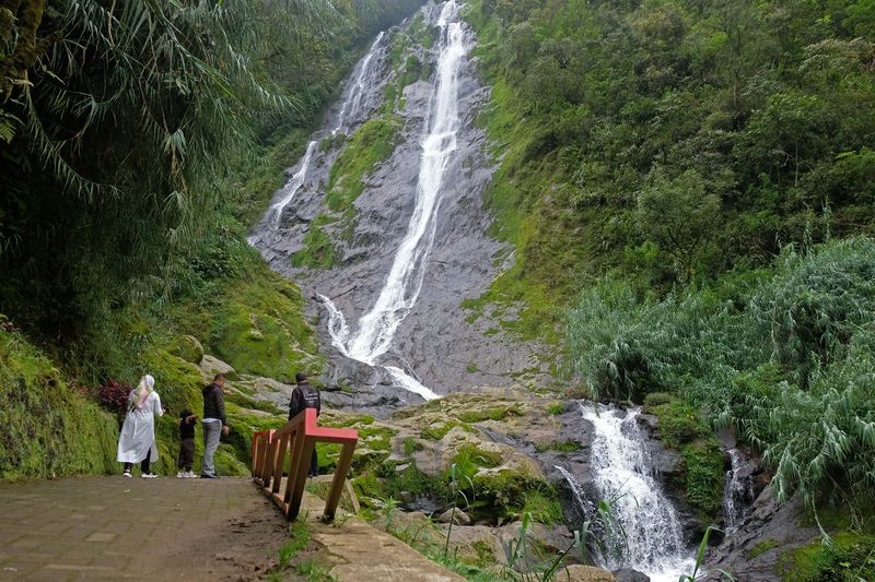 Pengunjung berwisata di air terjun Sikarim kawasan dataran tinggi Dieng Desa Sembungan, Kejajar, Wonosobo, Jawa Tengah, Rabu (11/1/2023). Air terjun setinggi 125 meter yang berada di ketinggian 1.800 mdpl (meter diatas permukaan laut) tersebut dikelola oleh Lembaga Masyarakat Desa Hutan (LMDH) Giri Tirta sebagai salah satu wisata alam alternatif di kawasan Dieng.  ANTARA FOTO/Anis Efizudin