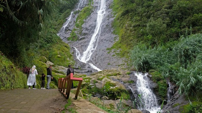 Pengunjung berwisata di air terjun Sikarim kawasan dataran tinggi Dieng Desa Sembungan, Kejajar, Wonosobo, Jawa Tengah, Rabu (11/1/2023). Air terjun setinggi 125 meter yang berada di ketinggian 1.800 mdpl (meter diatas permukaan laut) tersebut dikelola oleh Lembaga Masyarakat Desa Hutan (LMDH) Giri Tirta sebagai salah satu wisata alam alternatif di kawasan Dieng.  ANTARA FOTO/Anis Efizudin