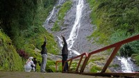 Air terjun setinggi 125 meter yang berada di ketinggian 1.800 mdpl (meter diatas permukaan laut) tersebut dikelola oleh Lembaga Masyarakat Desa Hutan (LMDH) Giri Tirta sebagai salah satu wisata alam alternatif di kawasan Dieng.