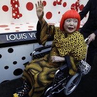 Mengenang Yayoi Kusama, Seniman di Balik Kolaborasi Bersejarah Louis Vuitton