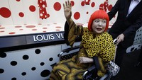 Mengenang Yayoi Kusama, Seniman di Balik Kolaborasi Bersejarah Louis Vuitton