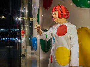 Robot Seniman Yayoi Kusama Curi Perhatian di Etalase LV New York