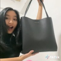 Zoe Gabriel yang dikenal sebagai @zohtaco di TikTok sempat di-bully karena menganggap C&K sebagai brand luxury. Setelah mendapat banyak komentar kurang menyenangkan, sambil menangis, gadis asal Singapura itu pun menjelaskan bahwa dirinya memang tidak berasal dari latar belakang berada. Berawal dari sana, Zoe pun sempat diundang C&K untuk makan siang sampai menghiasi halaman Instagram-nya. Foto: TikTok