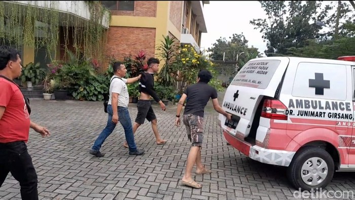 1 pelajar yang terluka akibat tawuran dilarikan pakai ambulans. (Nizar Aldi/detikSumut)