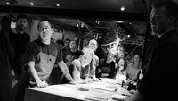 Tim chef di Noma terkenal solid dalam memberikan yang terbaik untuk pengunjung. Ini potret mereka ketika briefing sebelum membuka restoran.