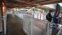 Pada Minggu (22/1) hingga Senin (23/1), skywalk akan dibuka pukul 05.30-22.00 WIB. Pada Selasa (24/1), skywalk tersebut akan berfungsi sepenuhnya dengan dibukanya akses menuju Halte Pasar Kebayoran Koridor 8. Muhammad Iqbal/Antara Foto 
