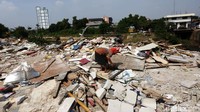 Sebanyak 59 bangunan ilegal yang berdiri di lokasi proyek Sodetan Ciliwung menuju Kanal Banjir Timur (KBT) digusur kemarin Kamis (12/1).