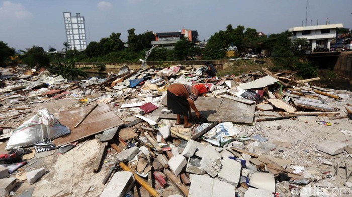 Sebanyak 59 bangunan ilegal yang berdiri di lokasi proyek Sodetan Ciliwung digusur, pada Kamis (12/1/2023) kemarin. Warga mengais sisa-sisa bangunan.
