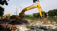 Tampak alat berat masih berada di lokasi dan tengah meratakan bangunan.