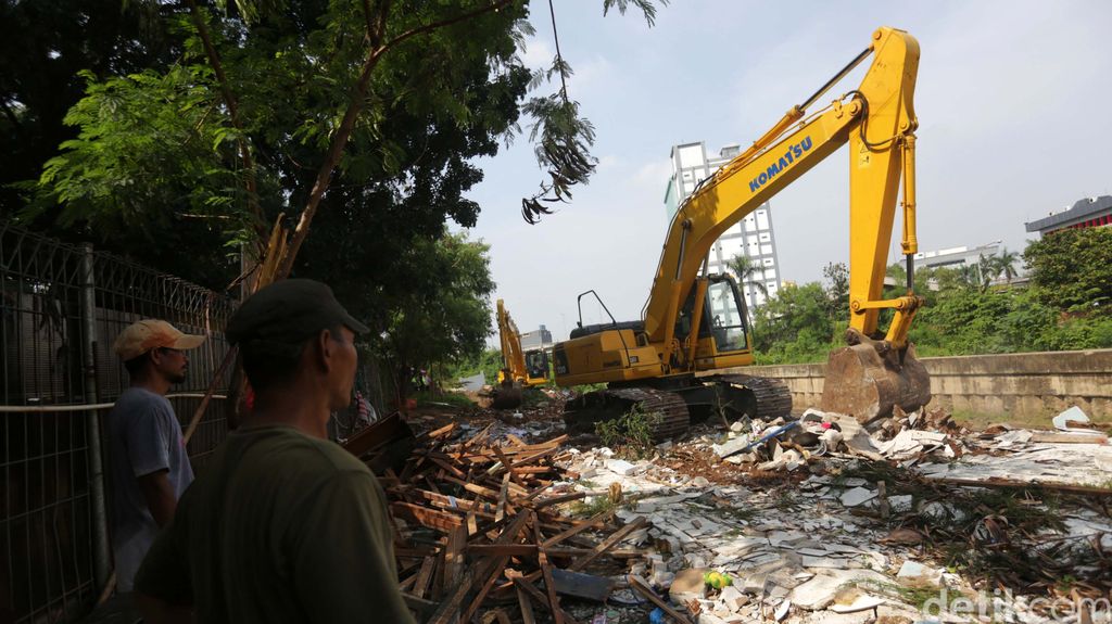 Sebanyak 59 bangunan ilegal yang berdiri di lokasi proyek Sodetan Ciliwung digusur, pada Kamis (12/1/2023) kemarin. Warga mengais sisa-sisa bangunan.