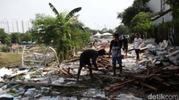 Total ada 52 warga yang menghuni bangunan tersebut, 26 di antaranya warga ber-KTP DKI.
