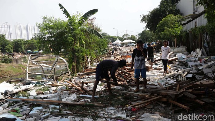 Sebanyak 59 bangunan ilegal yang berdiri di lokasi proyek Sodetan Ciliwung digusur, pada Kamis (12/1/2023) kemarin. Warga mengais sisa-sisa bangunan.