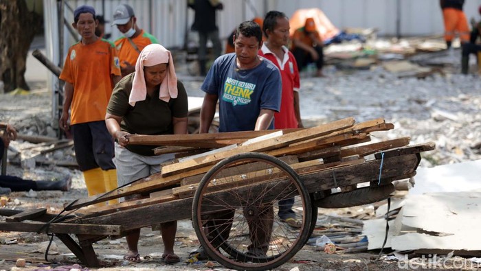 Sebanyak 59 bangunan ilegal yang berdiri di lokasi proyek Sodetan Ciliwung digusur, pada Kamis (12/1/2023) kemarin. Warga mengais sisa-sisa bangunan.