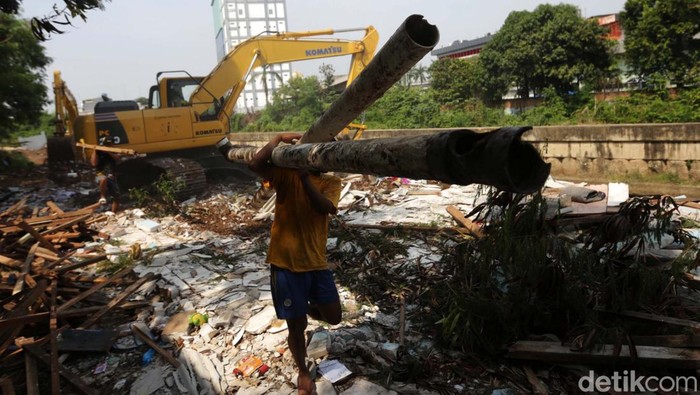 59 Bangunan Ilegal di Proyek Sodetan Ciliwung Digusur Sebanyak 59 bangunan ilegal yang berdiri di lokasi proyek Sodetan Ciliwung digusur, pada Kamis (12/1/2023) kemarin. Warga mengais sisa-sisa bangunan.