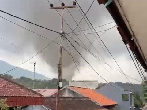 Angin puting beliung di Sumedang