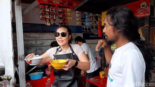 Angkringan West yang terkenal di Semarang gegara penjualnya sering memarahi pembeli. Foto diambil Jumat (13/1/2023).