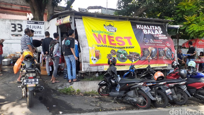 Angkringan West yang terkenal di Semarang gegara penjualnya sering memarahi pembeli. Foto diambil Jumat (13/1/2023).