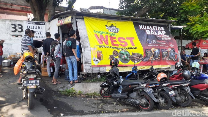 Angkringan West yang terkenal di Semarang gegara penjualnya sering memarahi pembeli. Foto diambil Jumat (13/1/2023).