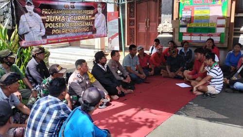 Aparat Polsek Abiansemal bertemu warga di Desa Bongkasa, Badung, Bali, Jumat (13/1/2023).