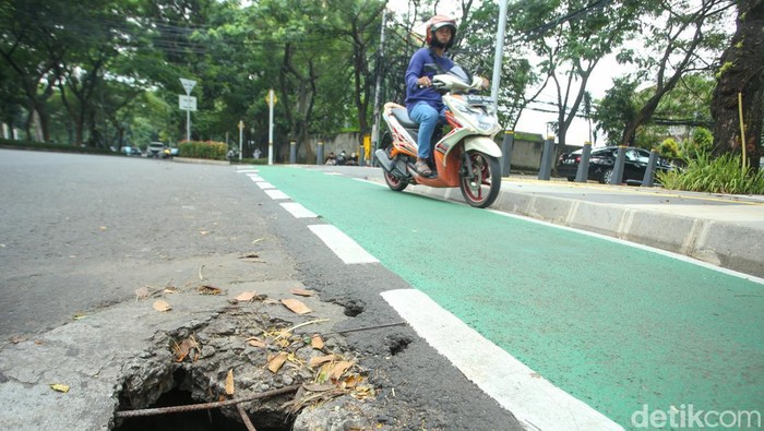 Awas! Sumur Resapan di Taman Mataram ini Rusak dan Berlubang Sumur resapan di Tama Mataram, Jaksel rusak dan hanya diberi road barrier dan karung pasir sebagai penutupnya. Nih penampakannya.