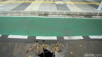 Satu sumur resapan lain persis berada di samping jalur sepeda yang cukup membahayakan.