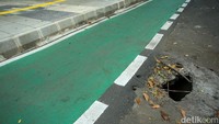 Untuk pengendara dan pejalan kaki diharapkan untuk berhati-hati saat melewati sumur resapan yang rusak tersebut.