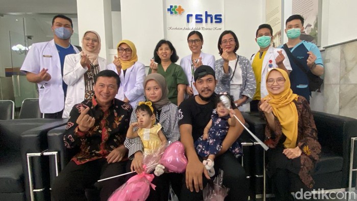 Ayesha dan Aleeya bayi kembar siam asal Bandung Barat saat akan pulang dari RSHS Bandung.