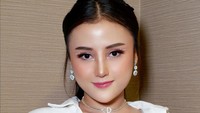 Meski begitu, Ayudia Putri mengatakan mesti menjelaskan soal pekerjaan sebagai DJ ke orang-orang terdekat termasuk keluarga. (Foto: dok Instagram)