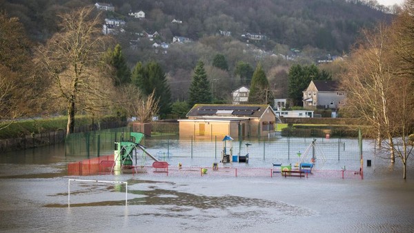 Bak Kolam Renang, Taman Bermain di Wales Terendam Banjir