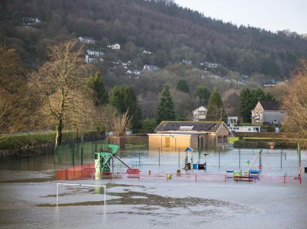 Bak Kolam Renang, Taman Bermain di Wales Terendam Banjir