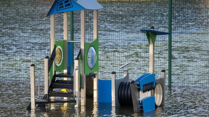 Banjir menerjang Inggris dalam minggu ini. Salah satu taman bermain di Wales terendam banjir.