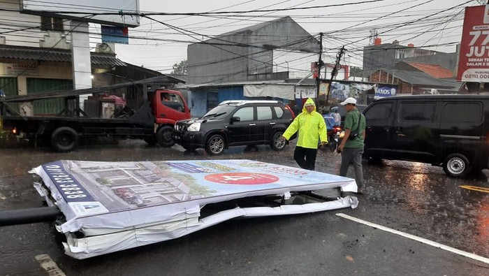 Baliho roboh di Depok (dok. Istimewa)