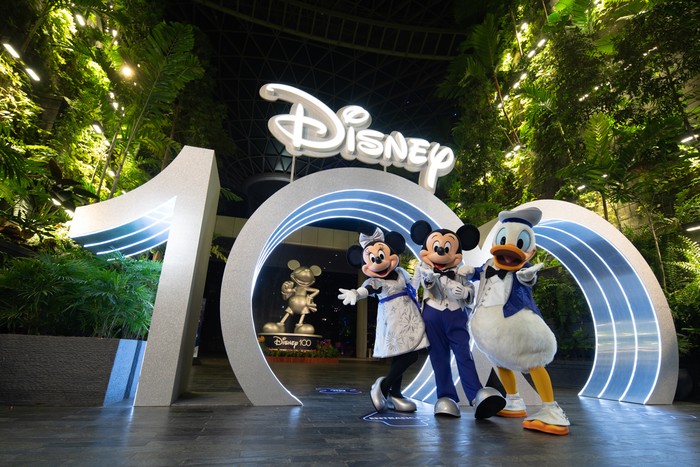 Bandara Changi meluncurkan Disney100 dalam rangka menyambut 100 tahun Disney