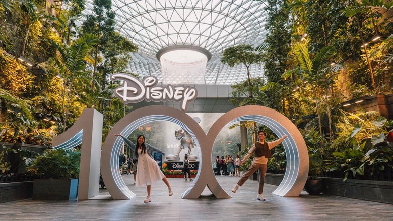Bandara Changi meluncurkan Disney100 dalam rangka menyambut 100 tahun Disney