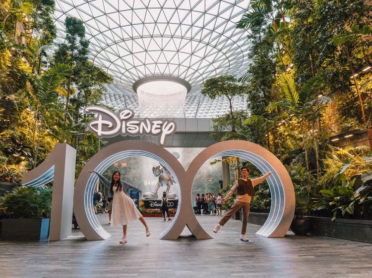 Foto: Bandara Changi Berhias Pernak-pernik Disney