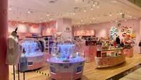 Nah, traveler yang ingin hunting merchandise bertema Disney, bisa menemukannnya di toko pop-up Year of the Rabbit Tsum Tsum bertema Disney, di Jewels Basement 1. Merchandise seperti mainan, alat tulis, pakaian, peralatan rumah tangga, dan lainnya akan tersedia.