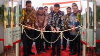 Kepala Badan Pemeriksa Keuangan Wilayah Jawa Timur, Karyadi (kiri), Komisaris Utama PT Bank DKI, Bahrullah Akbar (kiri-tengah), Sekretaris Daerah Provinsi Sidoarjo, Anjar Surjadianto (kanan-tengah) dan Direktur Keuangan & Strategi PT Bank DKI, Romy Wijayanto (kanan), secara bersama melakukan pemotongan pita sebagai simbolis peresmian Kantor Cabang Bank DKI Syariah Sidoarjo pada acara seremonial pembukaan Kantor Cabang Bank DKI Syariah Sidoarjo pada Kamis (12/01).