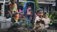 Disebagian besar wilayah Jakarta, khususnya kawasan permukiman, masih ada juga loh telepon umum meski sudah tak berfungsi dan kondisinya memperihatinkan.  