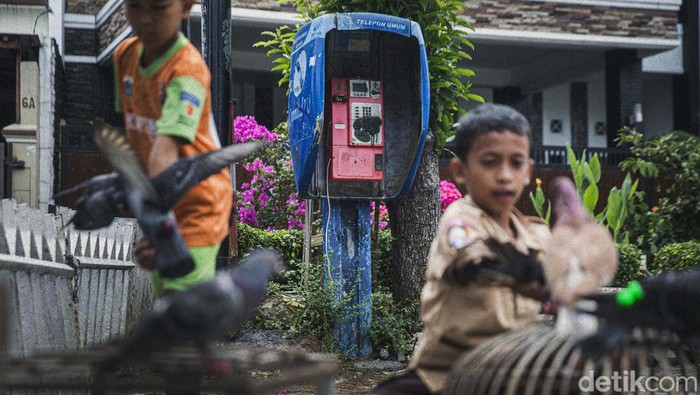 Bilik Telepon Umum: Dulu Berjaya, Kini Dipandang Sebelah Mata Inilah peninggalan alat komunikasi yang sempat berjaya di Era 90-an, nasibnya kini dipandang sebelah mata. Beralih fungsi hingga tak terawat dan dibiarkan mati.
Hal ini pun dibuktikan dengan banyak bilik telepon umum yang kini terbengkalai dan menjadi bangkai. Tak sedikit juga yang memanfaatkan untuk menjadi sarana untuk berjualan seperti ini.