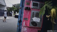 Kira-kira ada nggak detikers yang tahu dan pernah merasakan indahnya berkomunikasi di telepon umum? Itu artinya anda tak lagi muda.