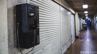 Telepon umum pertama kali ditemukan di Amerika Serikat pada tahun 1889 oley William Gray dan berkembang pesat pada 1892. Sedangkan, telepon umum mulai masuk ke Indonesia pada tahun 1980-an.