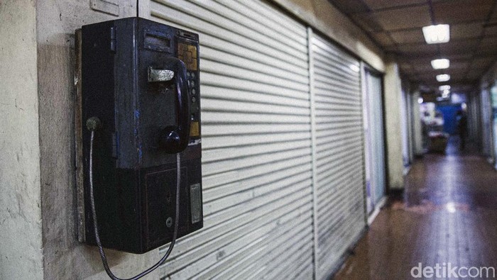 Inilah peninggalan alat komunikasi yang sempat berjaya di Era 90-an, nasibnya kini dipandang sebelah mata. Beralih fungsi hingga tak terawat dan dibiarkan mati.

Hal ini pun dibuktikan dengan banyak bilik telepon umum yang kini terbengkalai dan menjadi bangkai. Tak sedikit juga yang memanfaatkan untuk menjadi sarana untuk berjualan seperti ini.