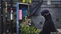 Beginilah gambaran singkat kondisi telpon umum yang mulai ditinggalkan oleh masyarakat Indonesia. Di Jakarta sendiri yang notabene Ibu Kota Negara, sangat banyak sekali dijumpai telepon umum meski kondisinya sangat-sangat memprihatikan.