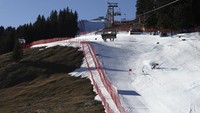Seorang atlet melaju kencang dalam lintasan ski alpine, perlombaan slalom raksasa Piala Dunia putra, di Adelboden, Swiss. Hujan salju yang jarang dan cuaca hangat yang tidak sesuai musim di sebagian besar Eropa memungkinkan rumput hijau menyelimuti banyak puncak gunung di seberangnya wilayah di mana salju biasanya berada. Hal ini juga berpengaruh pada sektor wisata ski setempat. AP/Gabriele Facciotti  