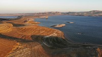 Kondisi air yang menyusut di Waduk San Luis yang menyimpan air irigasi untuk pertanian San Joaquin Valley, di Gustine, California. Saat musim kering, California mengalami kekeringan bertahun-tahun yang menghancurkan dan menguras waduk, memaksa pejabat dan meminta kepada penduduk untuk menghemat air serta membatasi pasokan ke lahan pertanian. AP/Terry Chea  